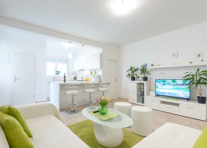 Green Magic Apartment *